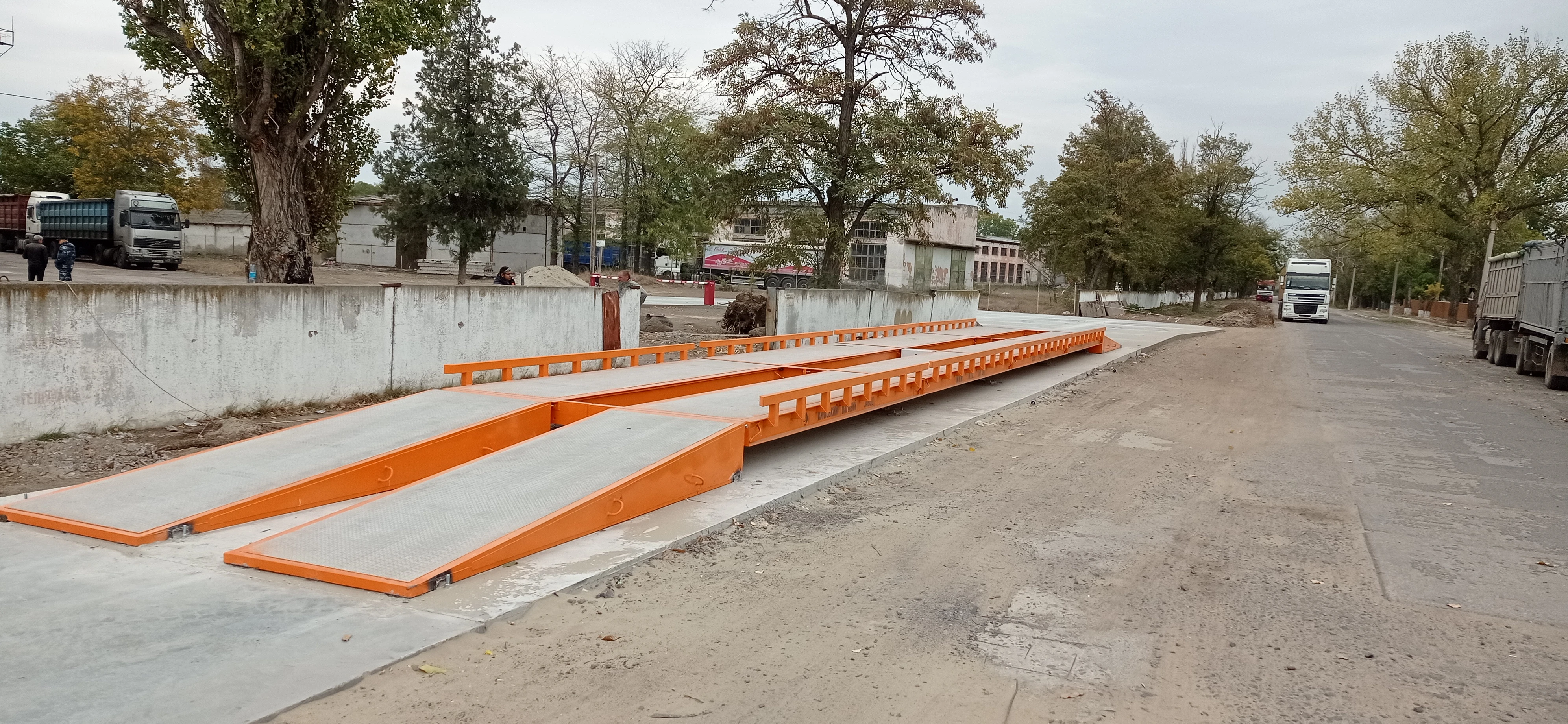 Nájezdová váha se zábradlím Mostní automobilová váha model KNPZ9